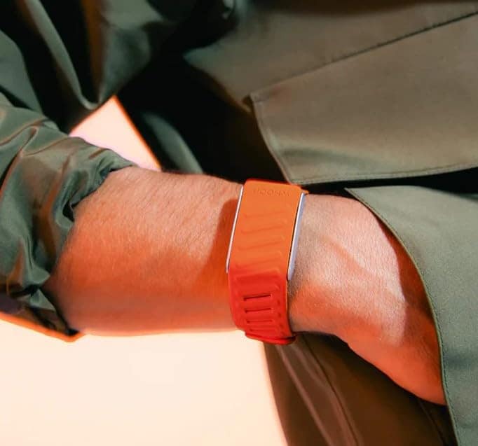 the-6-best-gadgets-to-help-you-sleep-better-Whoop-strap-4.0